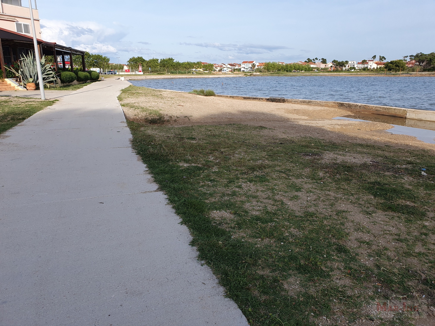 PRIVLAKA  građevinski teren sa objektom površine 200m2
