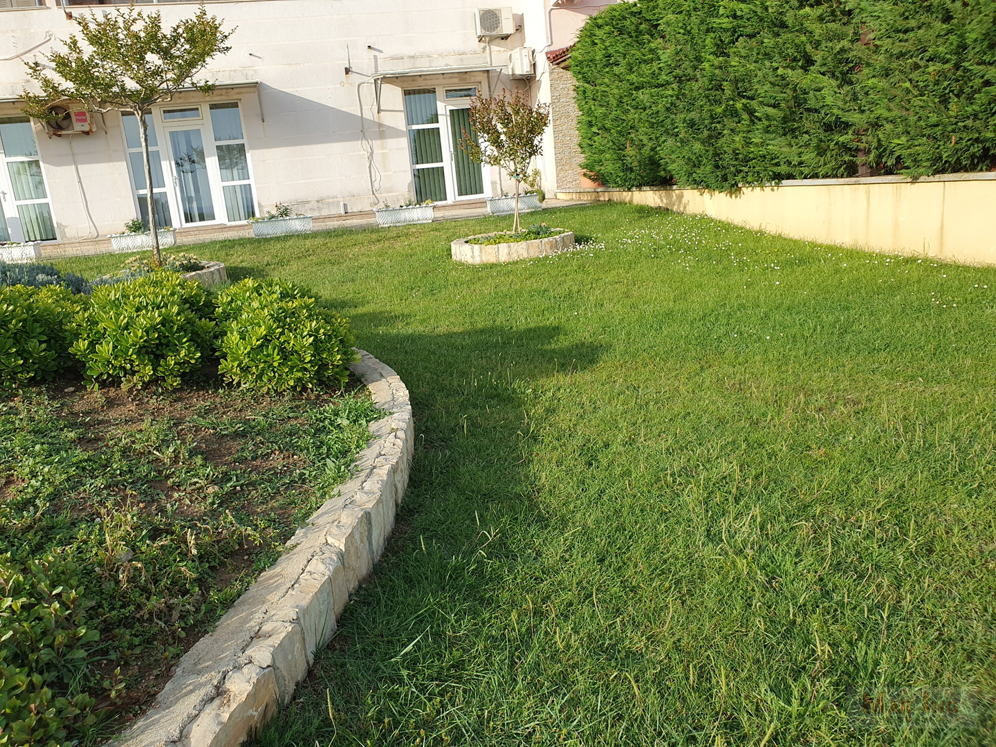 PRIVLAKA  građevinski teren sa objektom površine 200m2