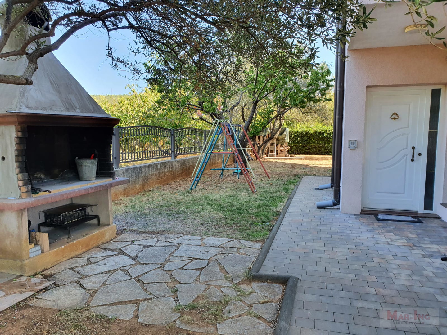 SUKOŠAN - VILA prvi red uz more - dodatno manja obiteljka kuća 88m2