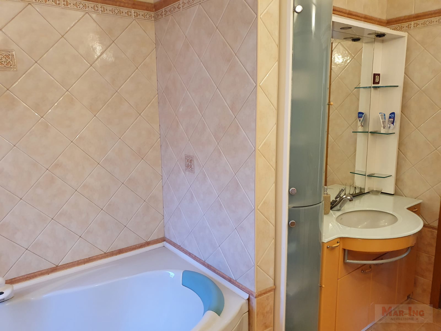 SUKOŠAN - VILA prvi red uz more - dodatno manja obiteljka kuća 88m2