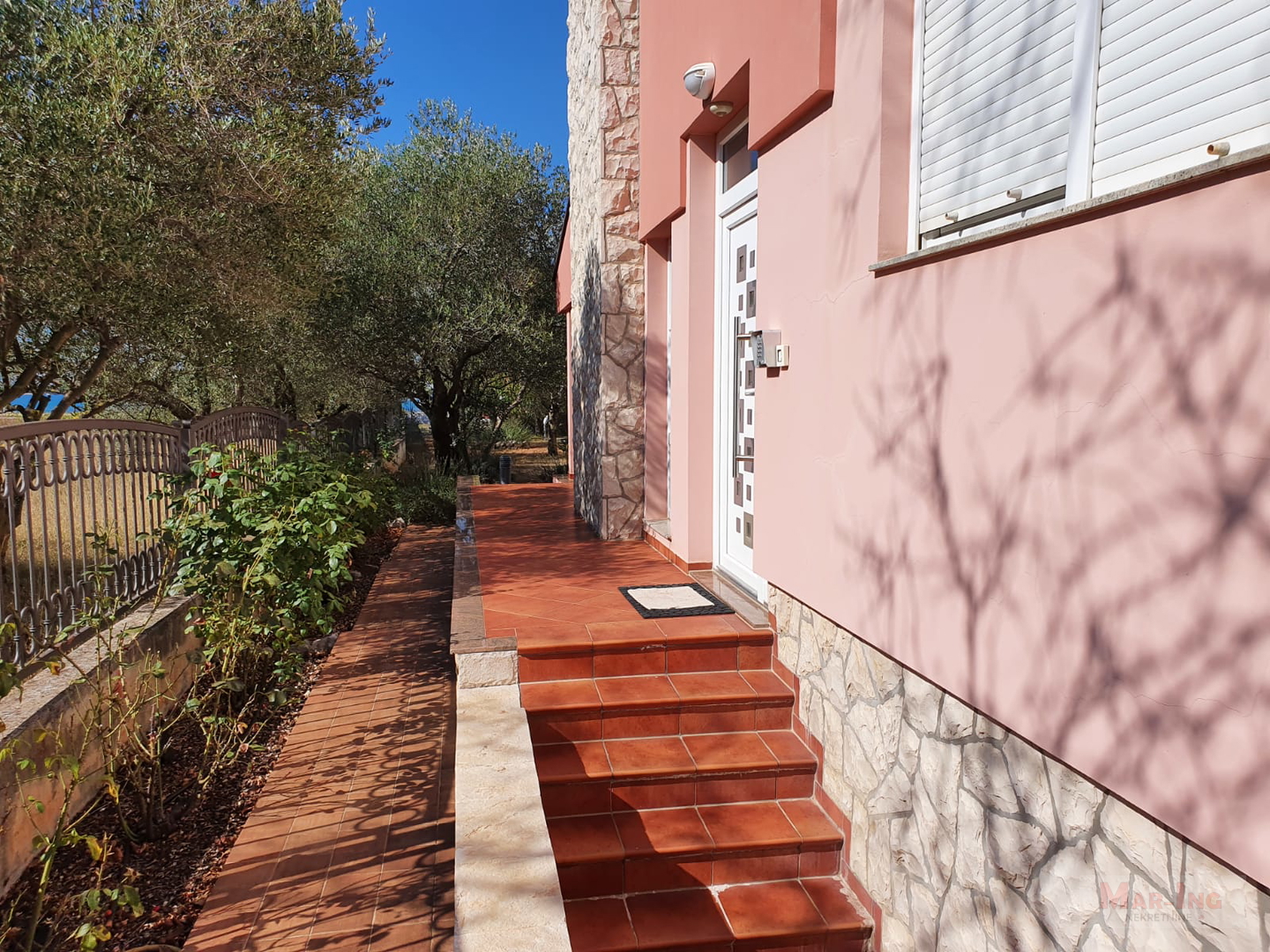 SUKOŠAN - VILA prvi red uz more - dodatno manja obiteljka kuća 88m2
