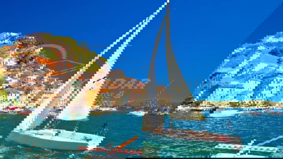 &Scaron;ibenik&sol;centar&sol;prodaje se moderan 3-sobni stan &sol;71m2&sol; izvrsna lokacija&excl;