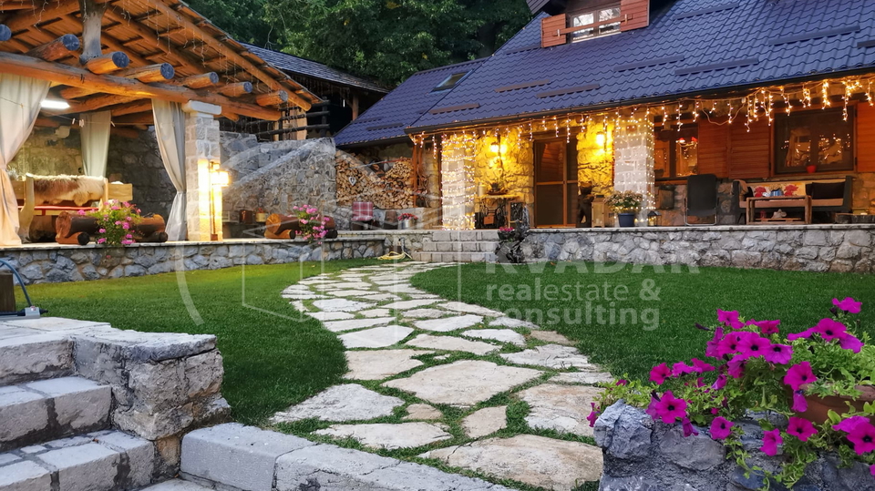 Luksuzno imanje sa dvije kuće i golf terenom, u srcu Like, Gračac