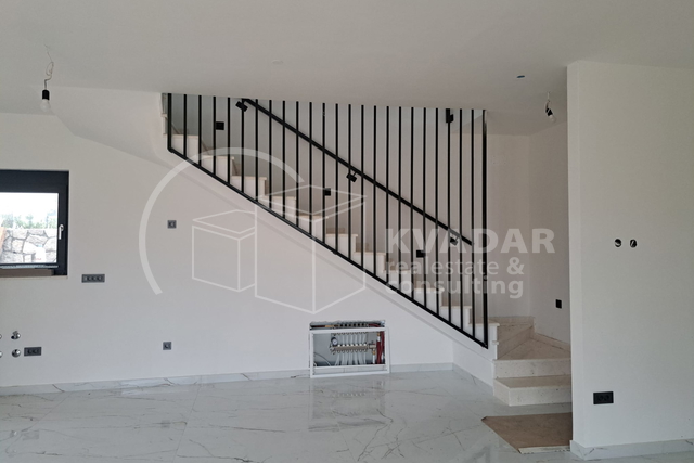 BEZ PROVIZIJE ZA KUPCA!! MALINSKA - Luksuzna novogradnja s bazenom i pogledom na more 139 m2 (Dvojna kuća)