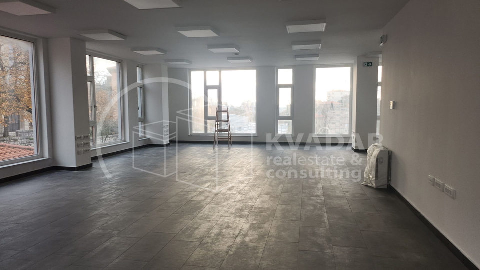 RIJEKA/ŠKURINJE  poslovni prostor 3. kat 425,81 m2,