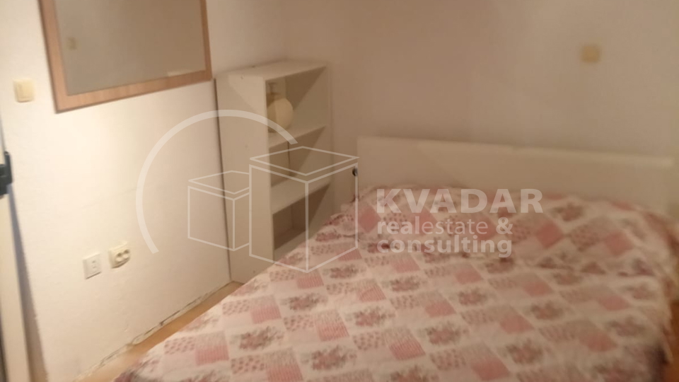 Kuća u nizu - 3 etaže - Kaštel Lukšić - centar