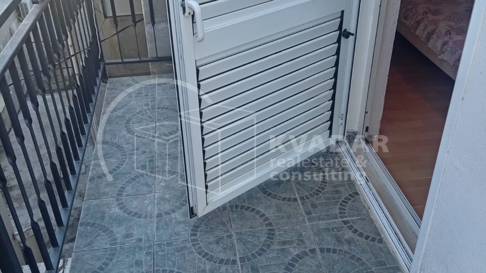 Kuća u nizu - 3 etaže - Kaštel Lukšić - centar