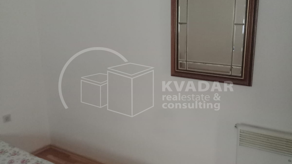 Kuća u nizu - 3 etaže - Kaštel Lukšić - centar