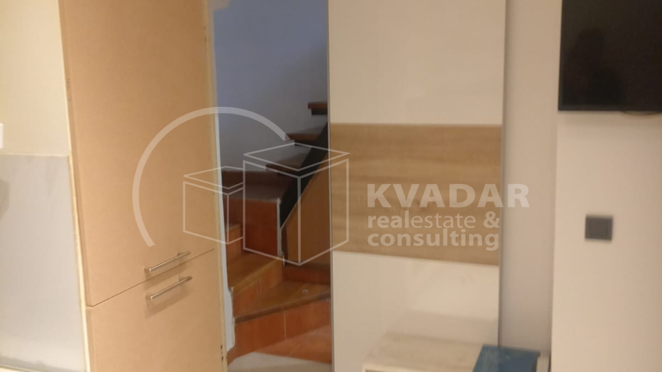 Kuća u nizu - 3 etaže - Kaštel Lukšić - centar
