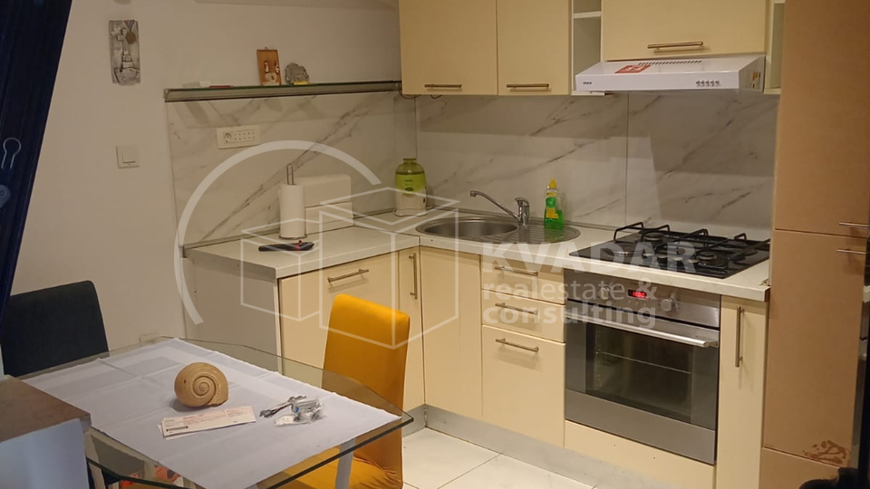 Kuća u nizu - 3 etaže - Kaštel Lukšić - centar