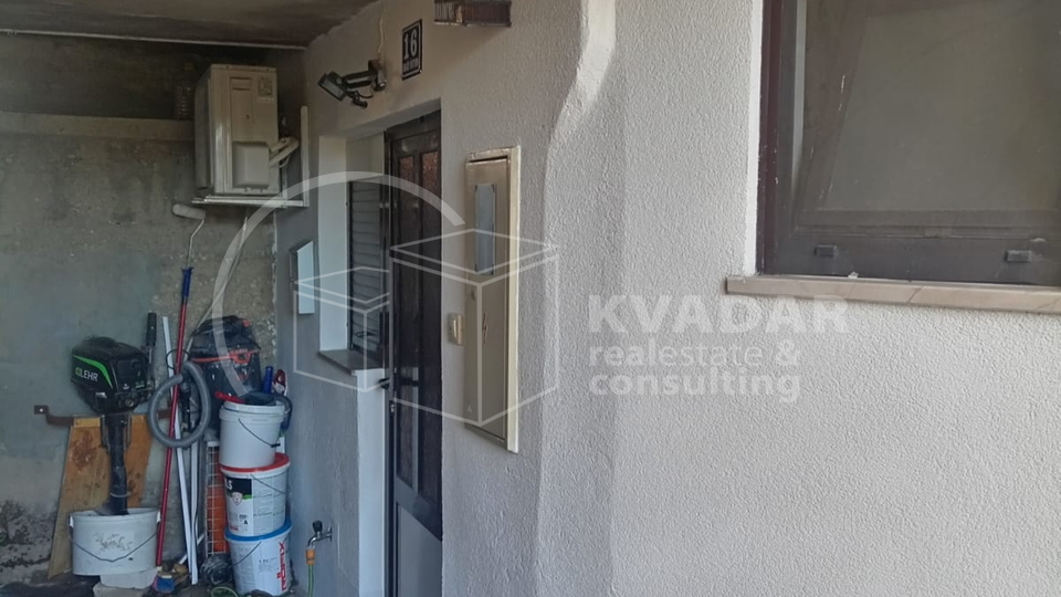 Kuća u nizu - 3 etaže - Kaštel Lukšić - centar