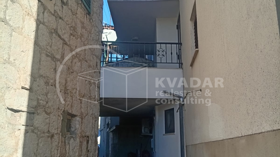 Kuća u nizu - 3 etaže - Kaštel Lukšić - centar