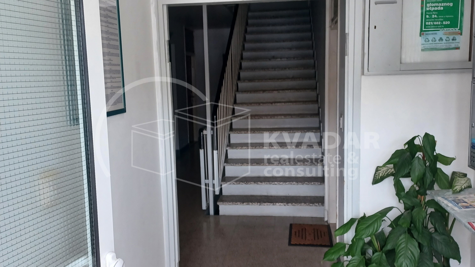 Split - Ravne njive - 2S stan 55m2 sa balkonom - visoko prizemlje