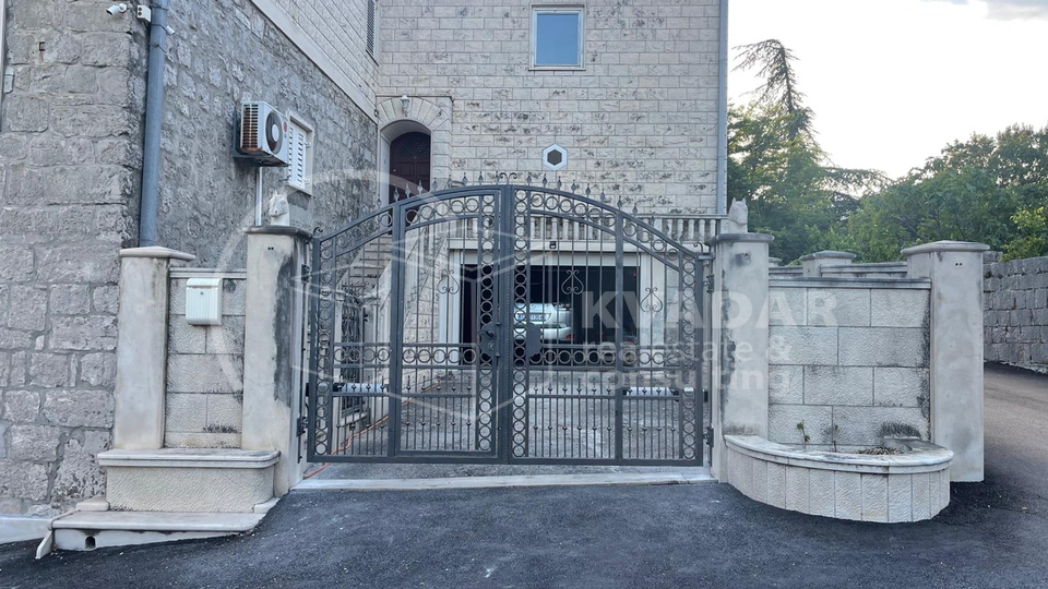 Newly renovated, fully equipped apartment in a stone house in the center of Gornji Humac - island of Brac