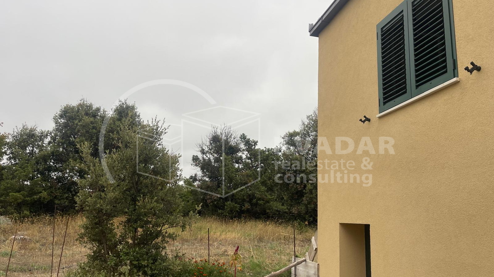 TEREN 11.747 m2 u Gornjem Humcu - otok Brač - moguća prenamjena