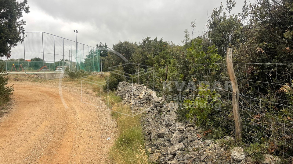 TEREN 11.747 m2 u Gornjem Humcu - otok Brač - moguća prenamjena