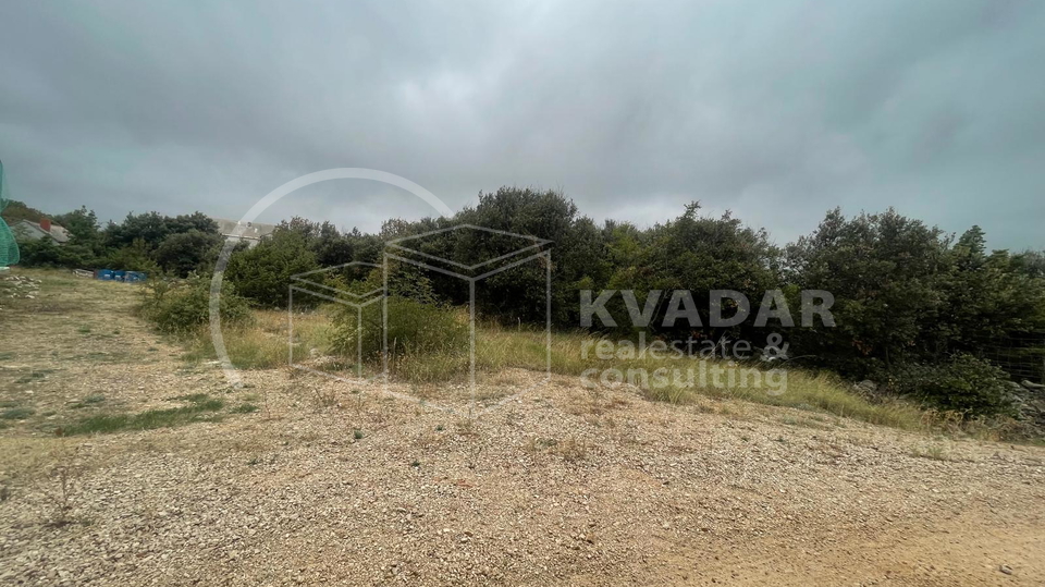 TEREN 11.747 m2 u Gornjem Humcu - otok Brač - moguća prenamjena