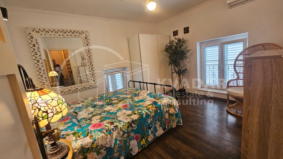 Stone house with a terrace - 3 floors -completely restored