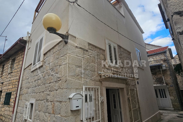 Stone house with a terrace - 3 floors -completely restored