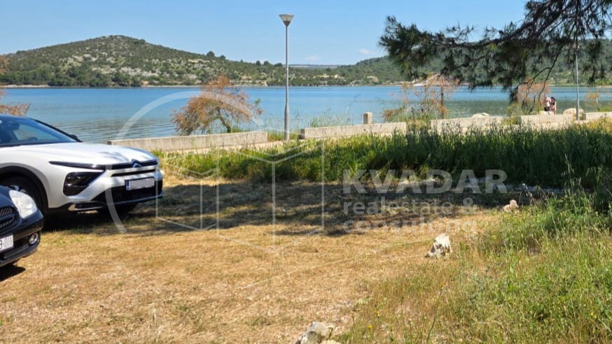 Gra&dstrok;evinski teren s projektom u prvom redu do mora i ure&dstrok;ene pla&zcaron;e - Stubalj&comma; Bilice kod &Scaron;ibenika