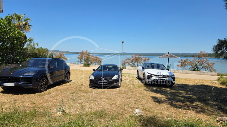 Gra&dstrok;evinski teren s projektom u prvom redu do mora i ure&dstrok;ene pla&zcaron;e - Stubalj&comma; Bilice kod &Scaron;ibenika