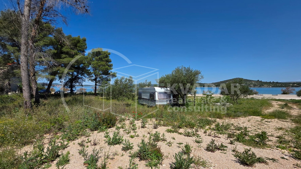 Gra&dstrok;evinski teren s projektom u prvom redu do mora i ure&dstrok;ene pla&zcaron;e - Stubalj&comma; Bilice kod &Scaron;ibenika