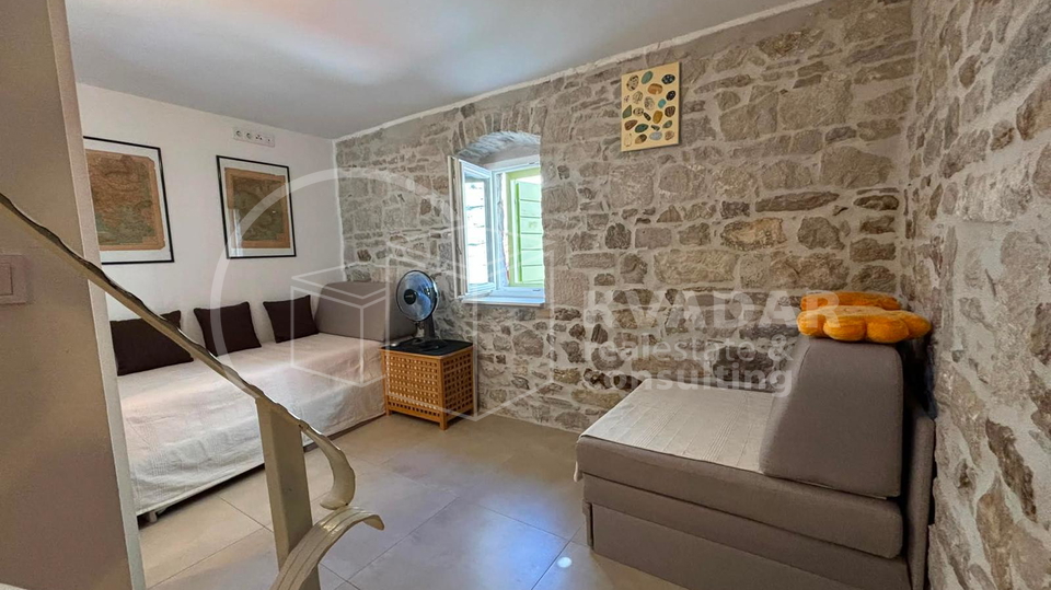 Kamena ku&cacute;a u nizu  u povjesnom centru Ka&scaron;tel Luk&scaron;i&cacute;a