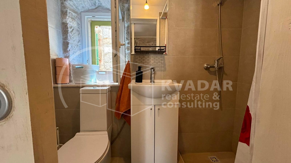 Kamena ku&cacute;a u nizu  u povjesnom centru Ka&scaron;tel Luk&scaron;i&cacute;a