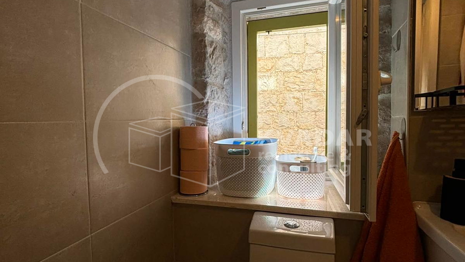 Kamena ku&cacute;a u nizu  u povjesnom centru Ka&scaron;tel Luk&scaron;i&cacute;a