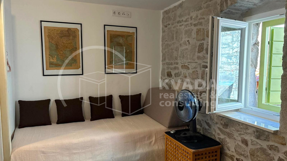 Kamena ku&cacute;a u nizu  u povjesnom centru Ka&scaron;tel Luk&scaron;i&cacute;a