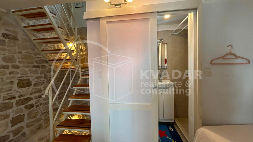 Kamena ku&cacute;a u nizu  u povjesnom centru Ka&scaron;tel Luk&scaron;i&cacute;a
