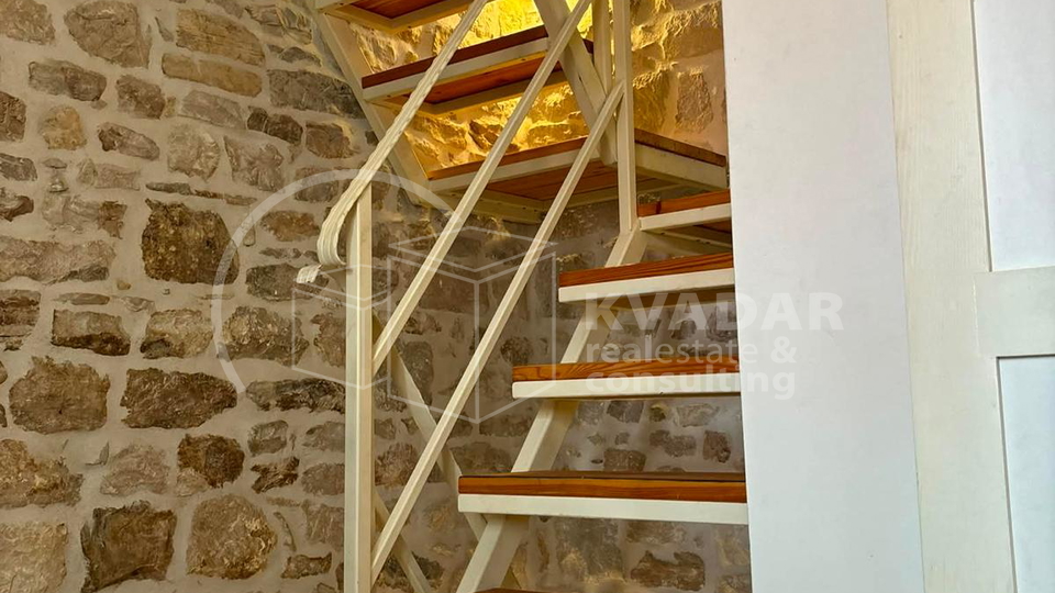 Kamena ku&cacute;a u nizu  u povjesnom centru Ka&scaron;tel Luk&scaron;i&cacute;a
