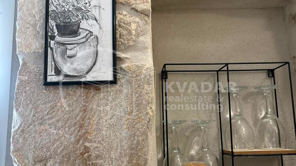 Kamena ku&cacute;a u nizu  u povjesnom centru Ka&scaron;tel Luk&scaron;i&cacute;a