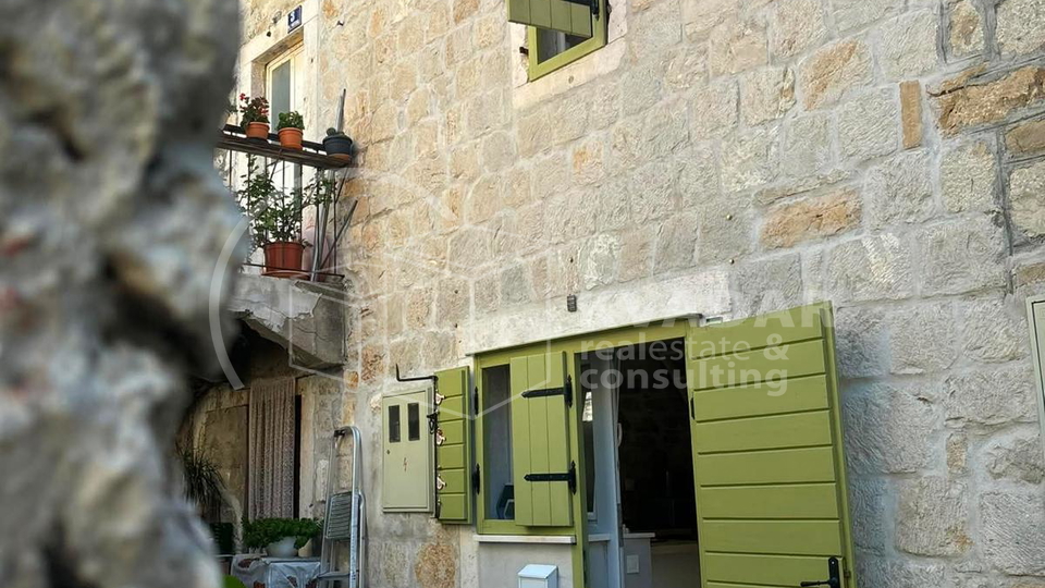 Kamena ku&cacute;a u nizu  u povjesnom centru Ka&scaron;tel Luk&scaron;i&cacute;a