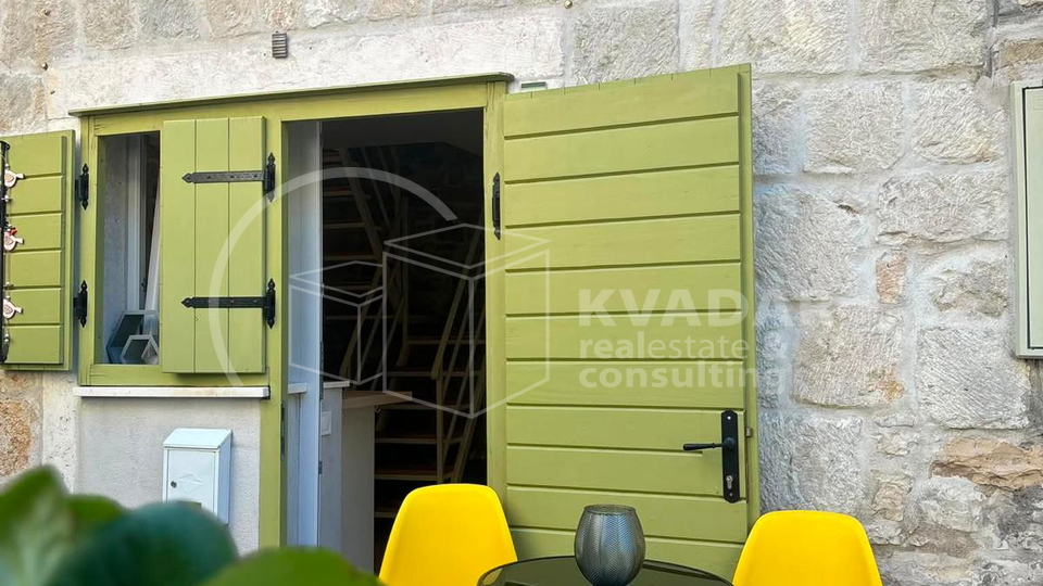 Kamena ku&cacute;a u nizu  u povjesnom centru Ka&scaron;tel Luk&scaron;i&cacute;a