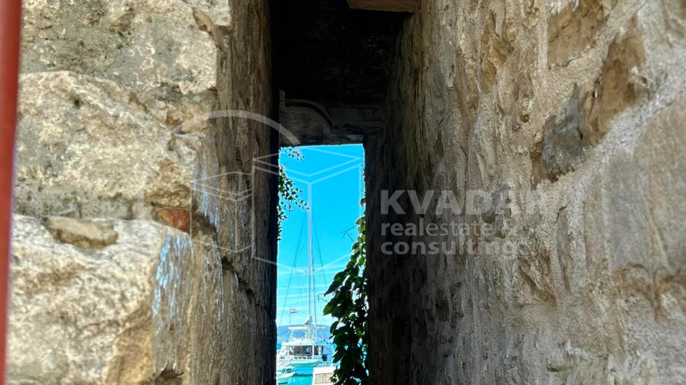 Kamena ku&cacute;a u nizu  u povjesnom centru Ka&scaron;tel Luk&scaron;i&cacute;a