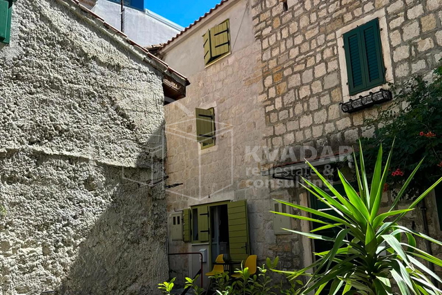 Kamena kuća u nizu  u povjesnom centru Kaštel Lukšića