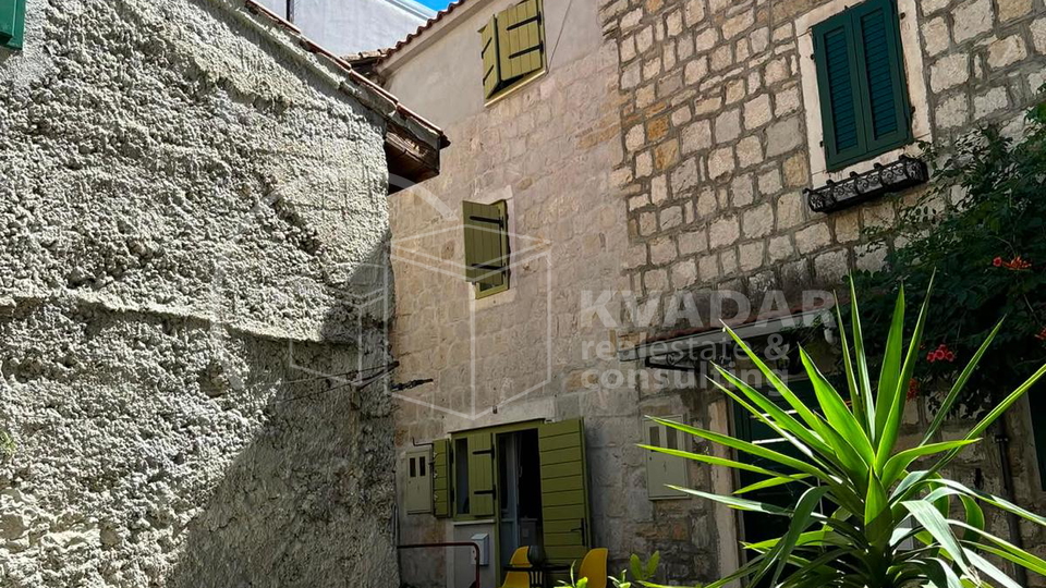 Kamena ku&cacute;a u nizu  u povjesnom centru Ka&scaron;tel Luk&scaron;i&cacute;a