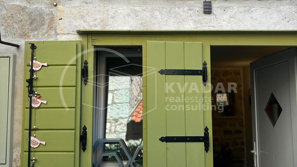 Kamena ku&cacute;a u nizu  u povjesnom centru Ka&scaron;tel Luk&scaron;i&cacute;a