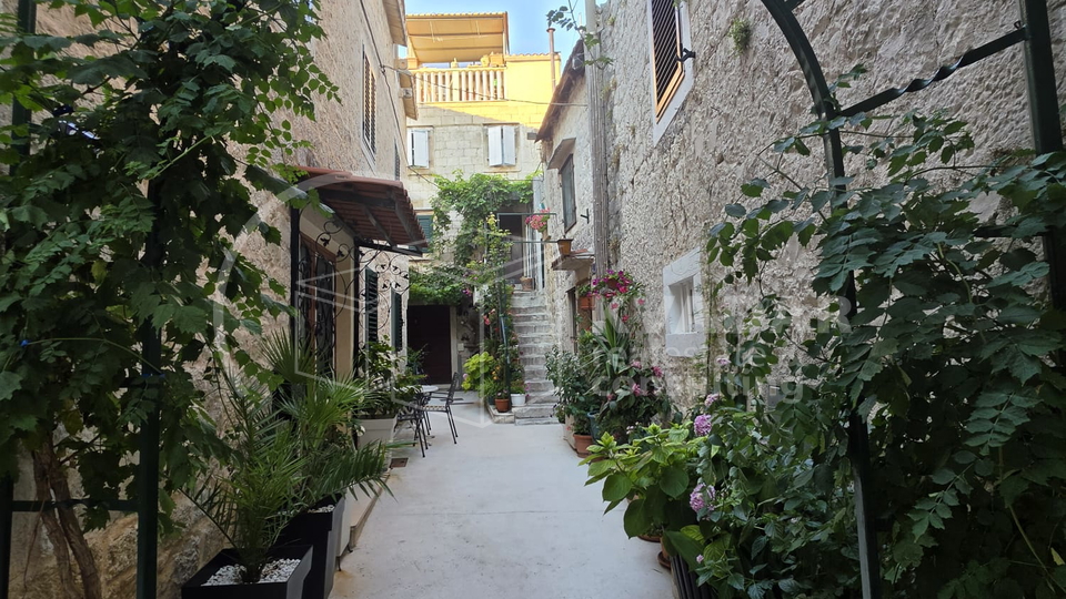 Newly renovated stone house in the center of Ka&scaron;tel Stari