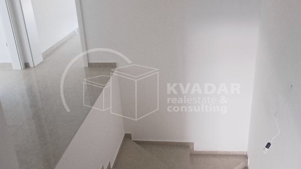 BEZ PROVIZIJE&ast;&ast;&ast;VODICE&sol;Dvoeta&zcaron;ni stan s bazenom&sol;2xparking&sol;novogradnja&excl;