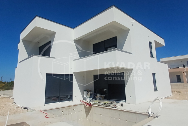 VODICE/Dvojna kuća s bazenom/176m2/500 m od mora!