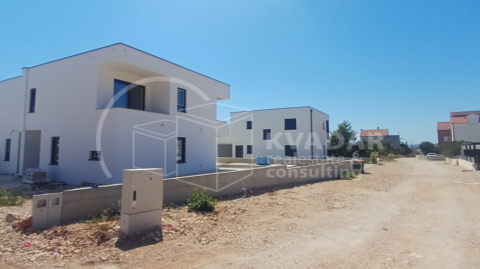 BEZ PROVIZIJE&ast;&ast;&ast;VODICE&sol;Dvoeta&zcaron;ni stan s bazenom&sol;2xparking&sol;novogradnja&excl;