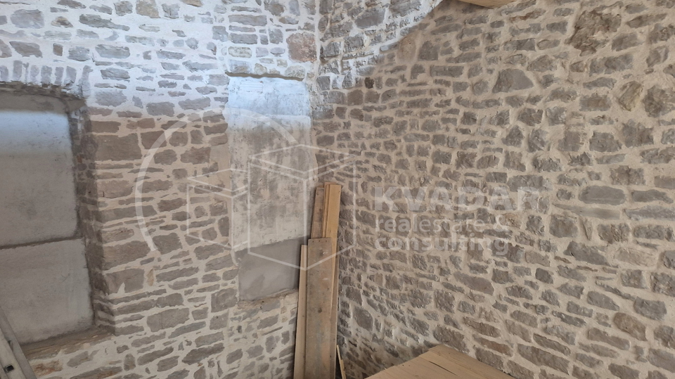 BEZ PROVIZIJE&ast;&ast;&ast;OTOK PRVI&Cacute;&sol;&Scaron;epurine&sol;Obnovljena kamena ku&cacute;a 30 metara od mora&comma; u centru prelijepih &Scaron;epurina&period;&period;&period;