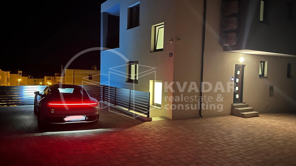BEZ  PROVIZIJE &ast;&ast;&ast;&sol;Prodaje se luksuzni apartman-stan u Vodicama s bazenom &sol;147 m2&sol; Novogradnja&sol; Predivan pogled na more &excl;&excl;&excl;