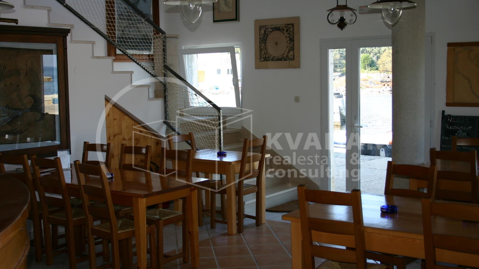 SILBA - kuća za prodaju na samoj obali s poslovnim prostorom - restoran!