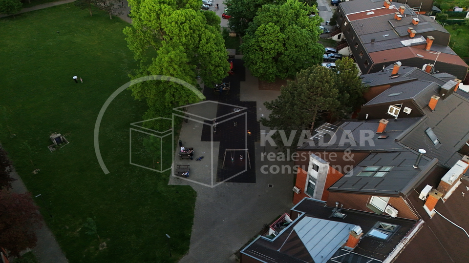 STAN JARUN/ODLIČNA LOKACIJA/65m2 /LOĐA/SPREMIŠTE/LIFT!