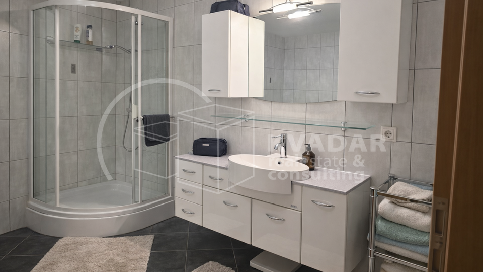 EKSKLUZIVNO &sol; PREKRASNA OBITELJSKA KU&Cacute;A S DVORI&Scaron;TEM &sol; KRALJEVE&Ccaron;KI NOVAKI