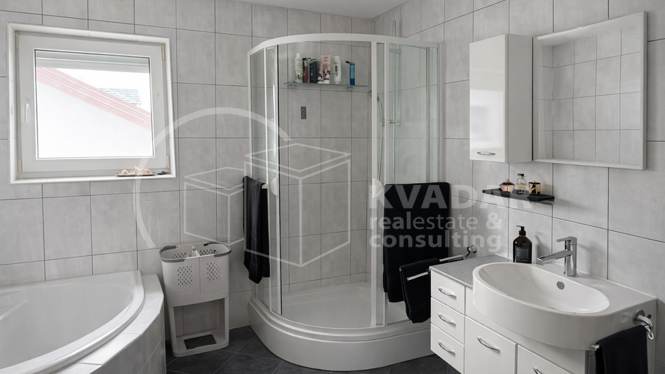 EKSKLUZIVNO &sol; PREKRASNA OBITELJSKA KU&Cacute;A S DVORI&Scaron;TEM &sol; KRALJEVE&Ccaron;KI NOVAKI