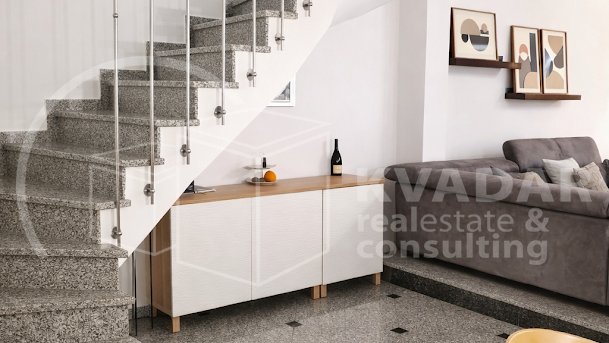 EKSKLUZIVNO &sol; PREKRASNA OBITELJSKA KU&Cacute;A S DVORI&Scaron;TEM &sol; KRALJEVE&Ccaron;KI NOVAKI